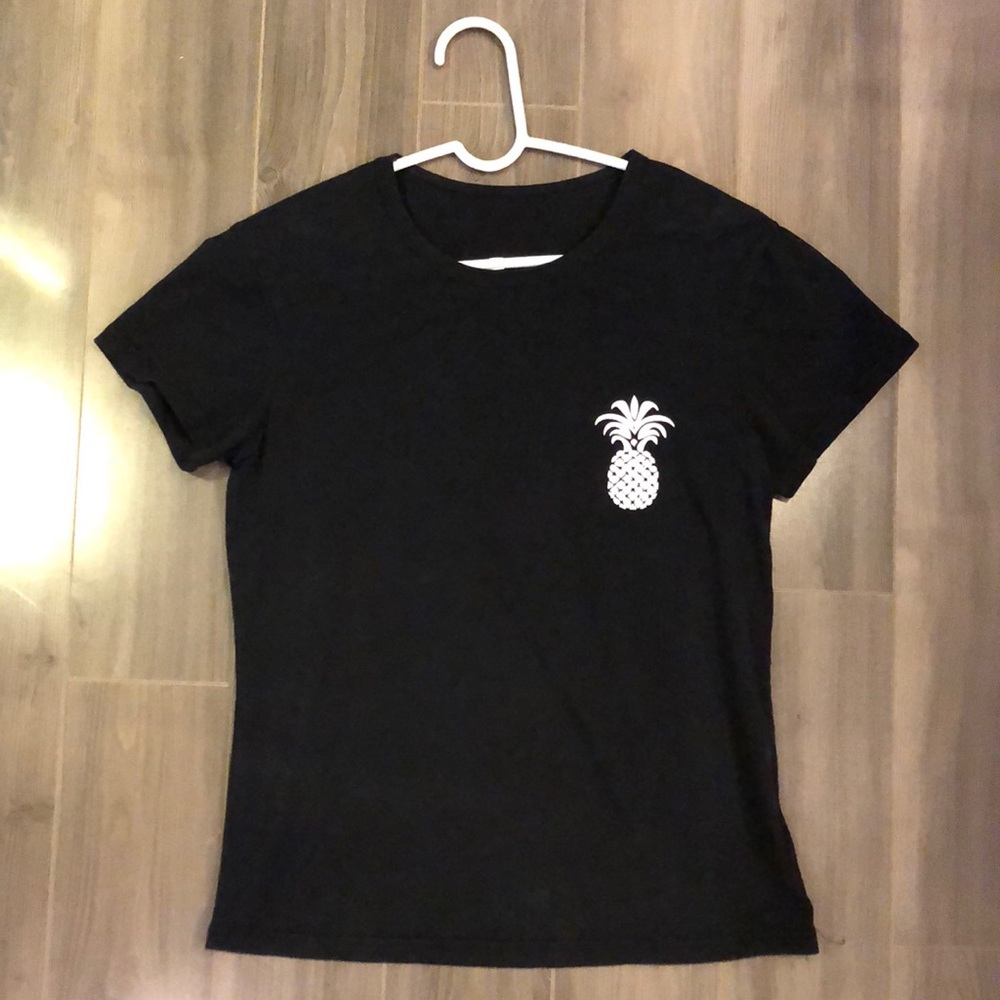 Black pineapple T-shirt